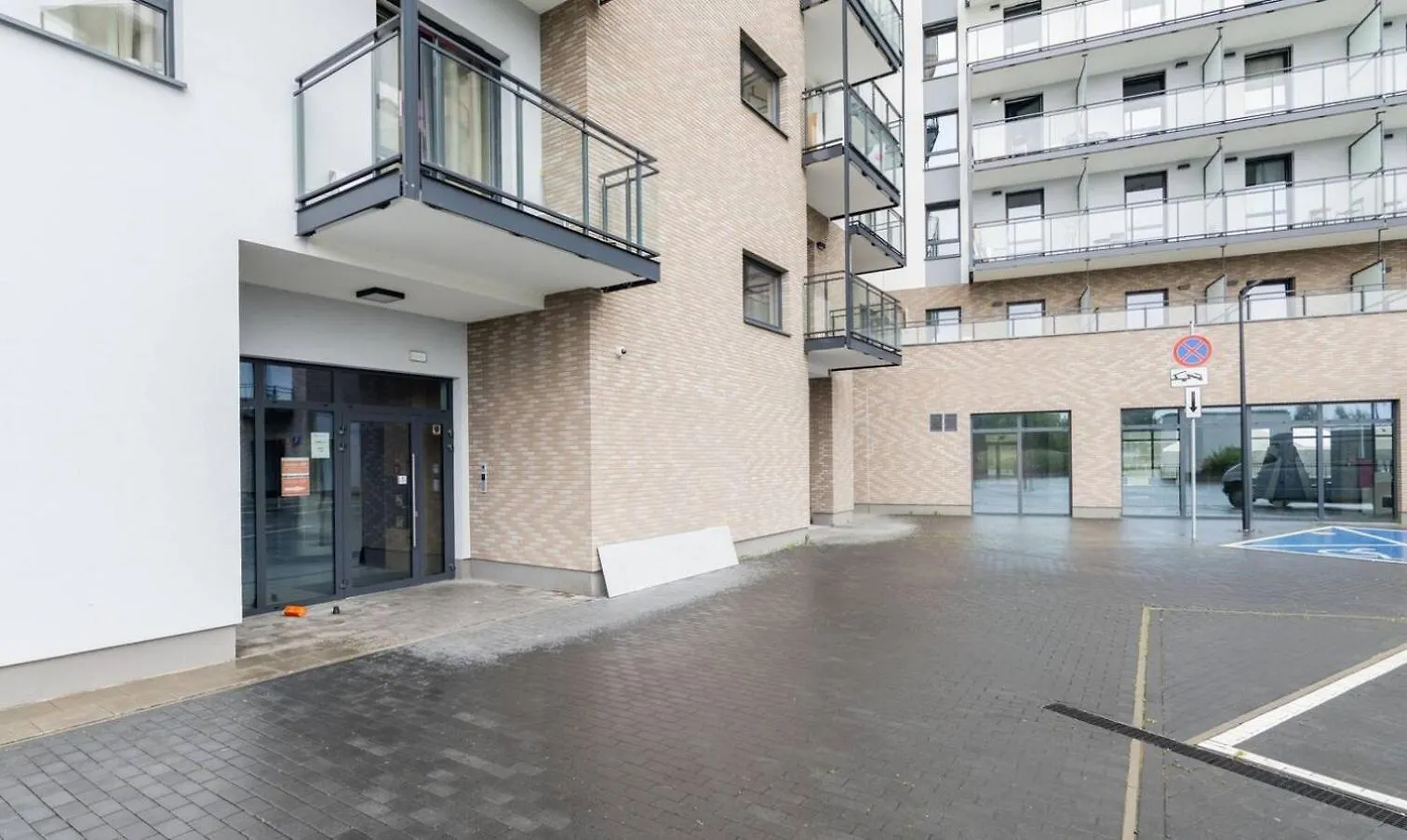 Rosewood Apartment Wiktoryn Warsaw Poland